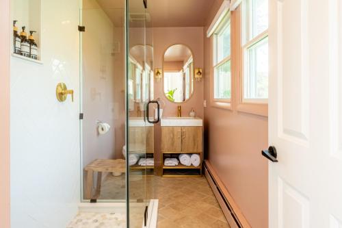 un bagno con doccia in vetro e lavandino di Fairfield Cottage -Top Rated Gem, Fire Pit, Near Beach, 90 Min to NYC a Fairfield