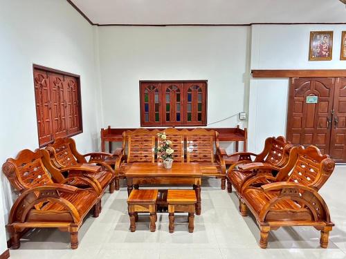 uma sala de jantar com uma mesa de madeira e cadeiras em บ้านคุณโต้ง เชียงคาน BaanKhunTong ChiangKhan em Chiang Khan
