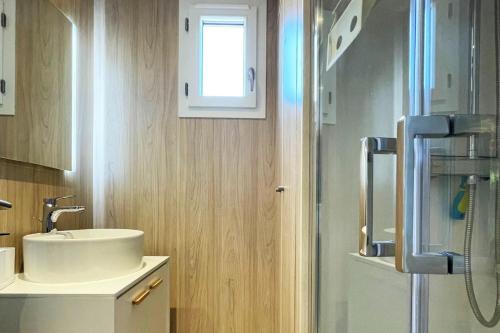 Un baño de Lodge Loua