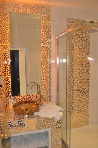Bilik mandi di Bab-i Zer Hotel