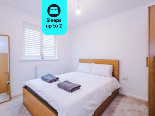 曼徹斯特的住宿－Cozy 1BR Home in Vibrant Manchester Free Parking - Fast Internet，一间卧室配有一张带两个枕头的床