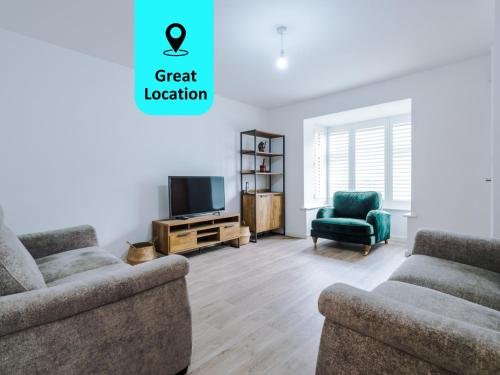 uma sala de estar com dois sofás e uma televisão em Cozy 1BR Home in Vibrant Manchester Free Parking - Fast Internet em Manchester