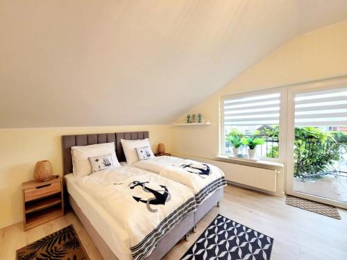 斯維諾烏伊希切的住宿－Apartament "Cudowna Wyspa"，一间卧室设有一张床和一个大窗户