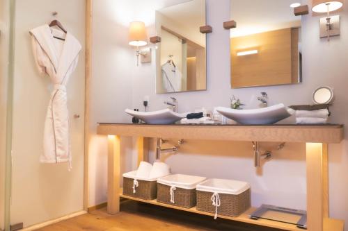 a bathroom with two sinks and a mirror at Cartesiano Boutique & Wellness Hotel in Puebla