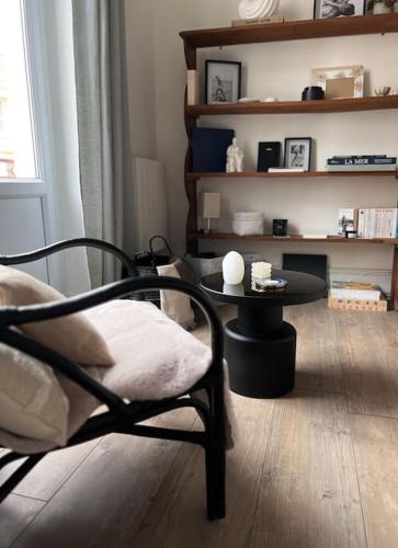 un salon avec une chaise et une table dans l'établissement Retour de plage Wimereux, à Wimereux