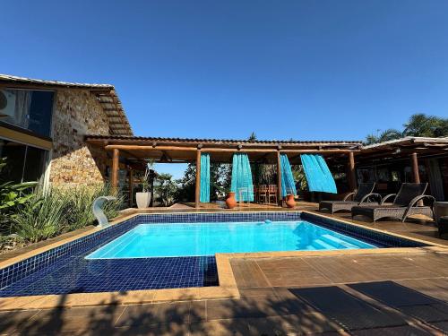 uma piscina no quintal de uma casa em Rancho Flor de Iris - Lago Corumbá IV em Alexânia