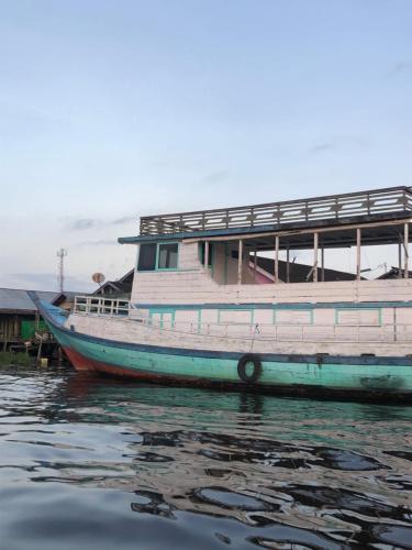 Shankara Orangutan Kelotok Cabin Houseboat