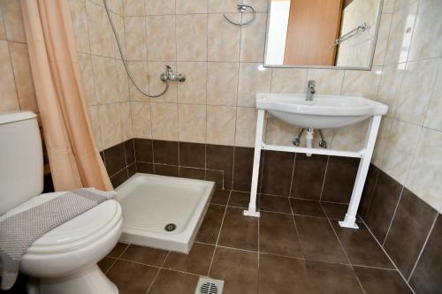 a bathroom with a toilet and a sink at Summer View in Theologos