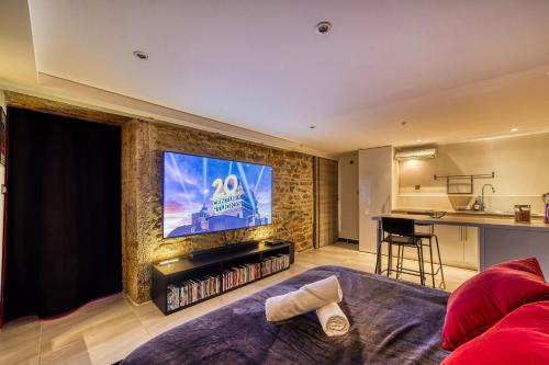 Movie Room Immersion unique et atmosphère cosy assurée - wifi inclus