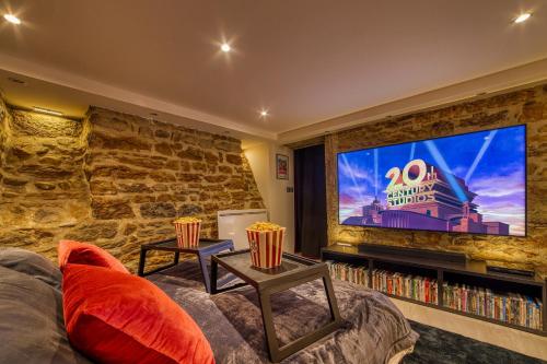 Movie Room Immersion unique et atmosphère cosy assurée - wifi inclus