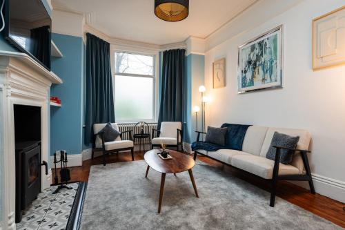 a living room with a couch and a table at City Park View Manchester in Manchester