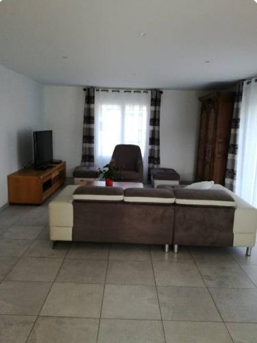 une chambre avec un grand lit et un canapé dans l'établissement Maison port-en-bessin, à Port-en-Bessin-Huppain