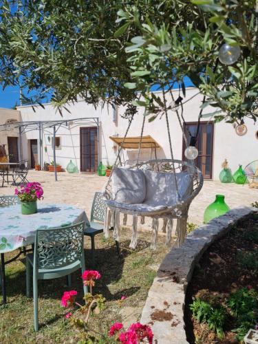 a swing in the yard of a house at casa 44gatti in Martina Franca