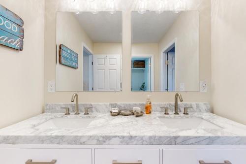 uma casa de banho com 2 lavatórios e um espelho grande em Endless Summer em Saint Augustine