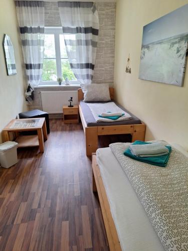 a room with two beds and a window at Nordseehostel am Bahnhof in Sande