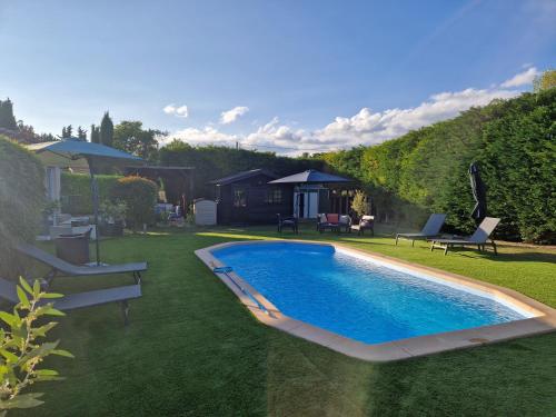 ein Schwimmbad in der Mitte eines Gartens in der Unterkunft L'étape Provencale in Cabriès