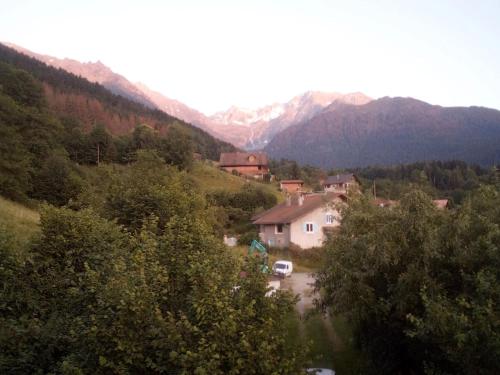 un petit village dans les montagnes avec une voiture garée dans l'établissement Maison charmante à Sainte-Agnés, à Sainte-Agnès