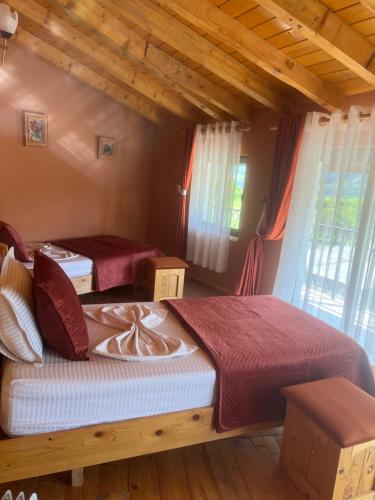 a bedroom with two beds in a room at Hotel Kulla e Arte in Razëm