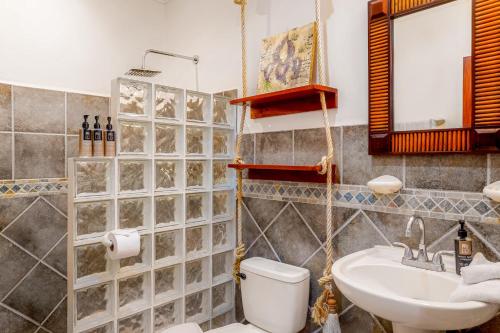 uma casa de banho com um WC e um lavatório em La Paloma Blanca B1 em Jacó