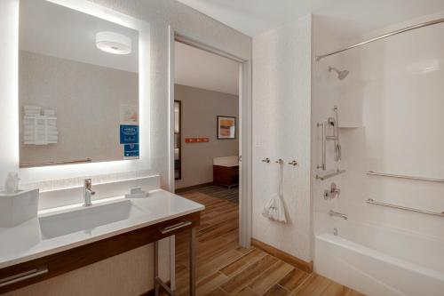 W łazience znajduje się umywalka, prysznic i lustro. w obiekcie Hampton Inn & Suites Dayton-Vandalia w mieście Murlin Heights