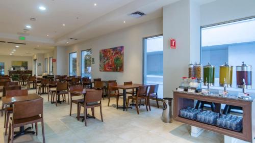 a dining room with tables and chairs in a restaurant at Holiday Inn Express Xalapa by IHG in Xalapa