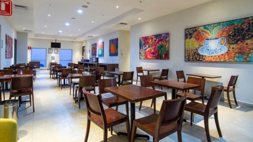 a dining room filled with tables and chairs at Holiday Inn Express Xalapa by IHG in Xalapa