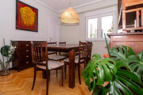 a dining room with a table and chairs at Apartamento frente a la Catedral in Lugo