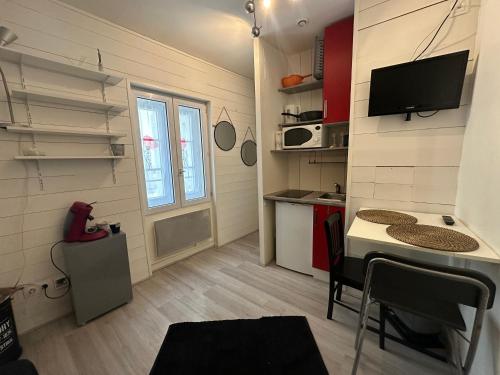Cette petite chambre dispose d'une cuisine avec un comptoir. dans l'établissement Charmant studio Carmes 2 - CDDT, à La Rochelle
