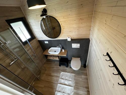 vistas a un baño con lavabo y espejo en Głębia Bałtyku, en Bobolin