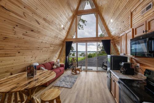 uma sala de estar com uma grande janela num chalé de madeira em Relaxing Getaway Earth Cabin em Newport
