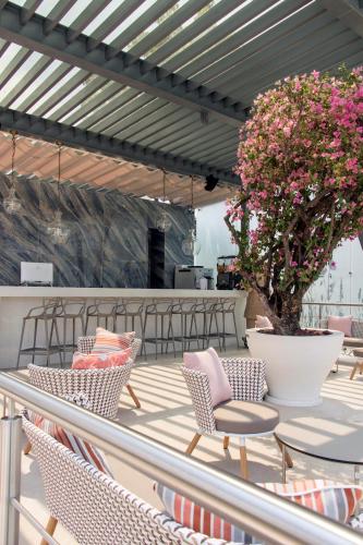 Un restaurante u otro lugar para comer en Xhiara Hotel