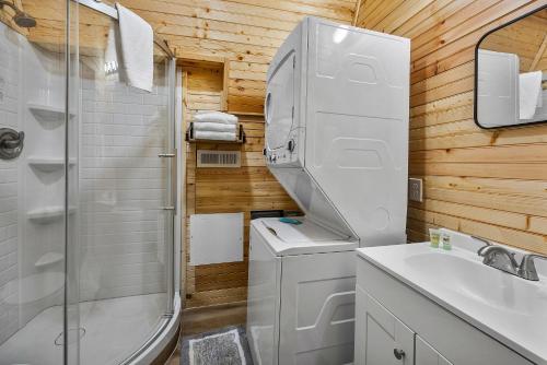 uma casa de banho com um chuveiro, um lavatório e um WC. em Relaxing Getaway Earth Cabin em Newport