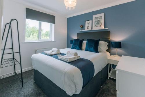 Postel nebo postele na pokoji v ubytování Spacious 5 bed house with free private parking, Bedlington, Northumberland