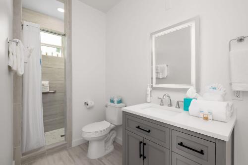 Ένα μπάνιο στο Marisol Condo 201