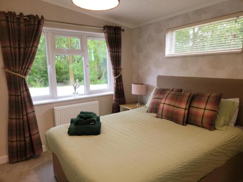 En eller flere senge i et værelse på Stunning Luxury 2-Bed Lodge in Routh with Hot tub