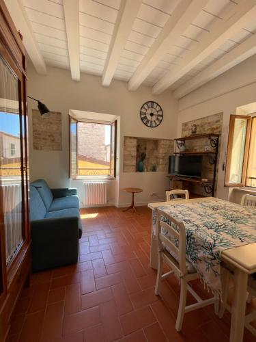 A seating area at LA CONCHIGLIA - Sirolo Suite