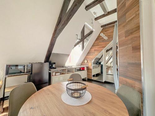une cuisine et une salle à manger avec une table et des chaises en bois dans l'établissement Loft Bariga, à Bergheim