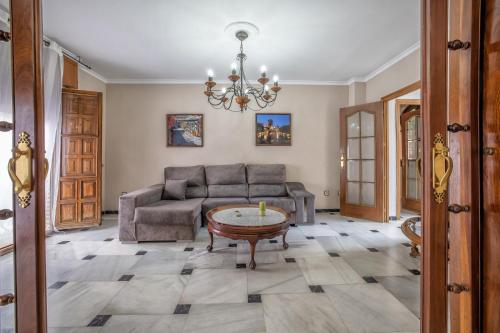 een woonkamer met een bank en een tafel bij Casa con patio María Auxiliadora in Córdoba