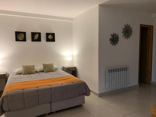 Un dormitorio con una cama con dos mesitas de noche y dos lámparas. en Bouchard-Ushuaia Flat, en Ushuaia