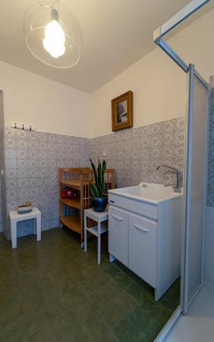 a kitchen with a sink and a table at A Casa di Cri in Paterno