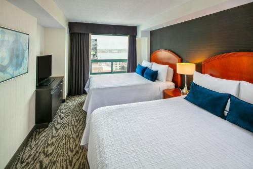 ハリファックスにあるケンブリッジ スイーツ ホテル ハリファックスのベッド2台と窓が備わるホテルルームです。