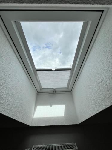 a skylight in a room with a ceiling at Sleep & Go Motel in Unterbalbach
