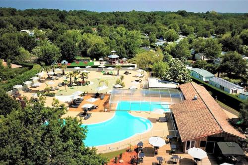 une vue aérienne d'un complexe avec piscine dans l'établissement Logement camping Nava Biscarrosse, à Biscarrosse