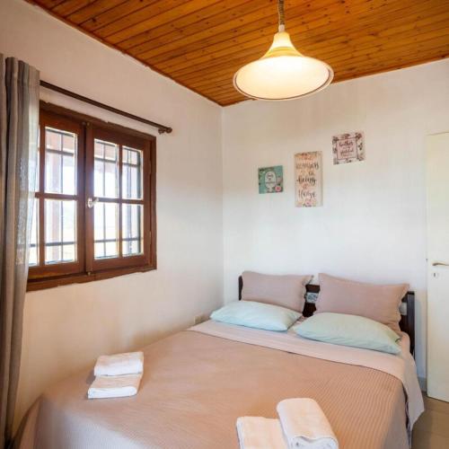 1 dormitorio con 1 cama con 2 toallas en Seaside Retreat for Families and Pets, en Messini
