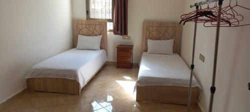 sypialnia z 2 łóżkami i lampką w obiekcie Appartement Néoclassique centre-ville w mieście Casablanca