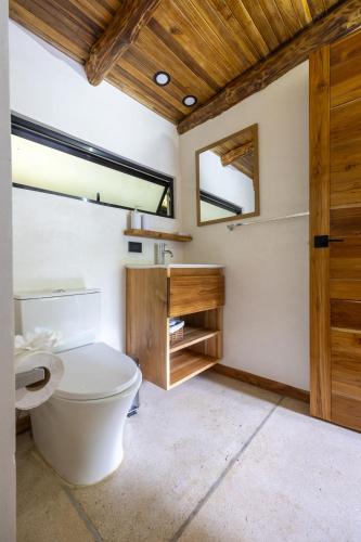 Ένα μπάνιο στο Believe Surf & Yoga Lodge Santa Teresa