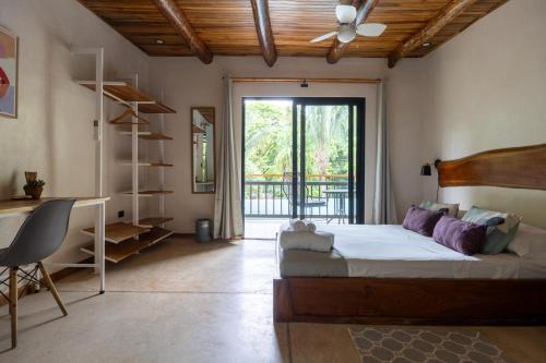 Ένα ή περισσότερα κρεβάτια σε δωμάτιο στο Believe Surf & Yoga Lodge Santa Teresa