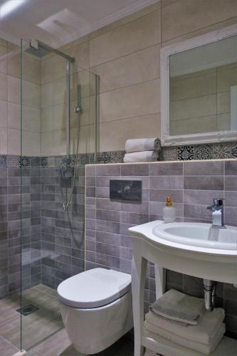 a bathroom with a toilet and a sink and a shower at Villa Barbara Sumartin in Sumartin