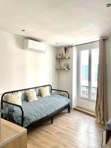 un lit assis dans une pièce avec une fenêtre dans l'établissement Le Nid du Miroir, à Martigues