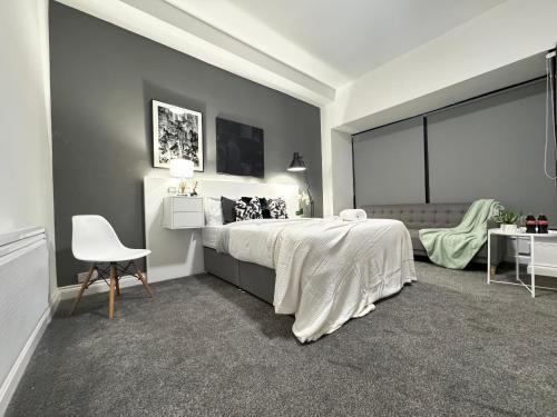 Ένα ή περισσότερα κρεβάτια σε δωμάτιο στο York House Private Apartment